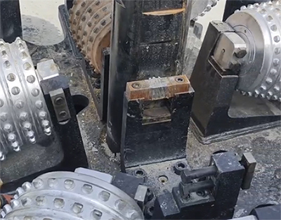 在更換滾刀時，如何確保新滾刀的安裝正確 性和安全性?